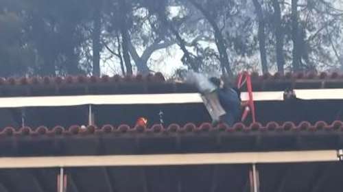 Φωτιά Χαλκιδική: Παραλίγο τραγωδία με πυροσβέστη - Η στιγμή που καταρρέει η σκάλα ενώ επιχειρεί σε σπίτι
