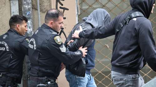 Μυστήριο στην Αθήνα με νεκρή σε ακάλυπτο - Η στιγμή της προσαγωγής του υπόπτου [εικόνες - βίντεο]