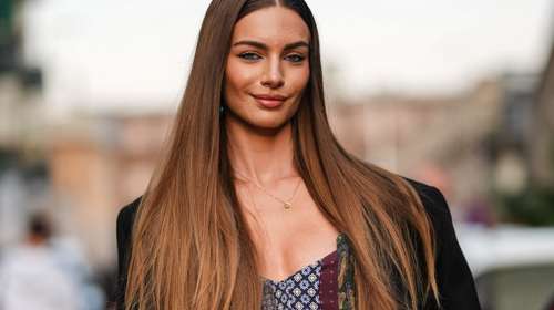 Glass hair: Τα λαμπερά, σαν γυαλί μαλλιά είναι το όνειρο όλων – Ο απόλυτος οδηγός για να τα αποκτήσεις