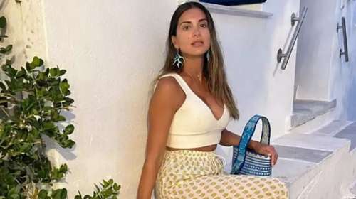 Σταματίνα Τσιμτσιλή: Mε τα παιδιά της στην Πάρο - Με κίτρινο καφτάνι η παρουσιάστρια