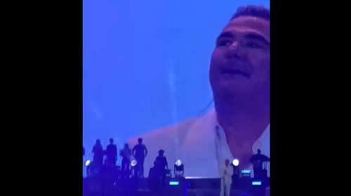 Τα δάκρυα του Ρέμου για τον Μαζωνάκη στη συναυλία του - Φώναξε "αγόρι μου" τραγουδώντας το "Ανήκω σε ‘μένα" [βίντεο]