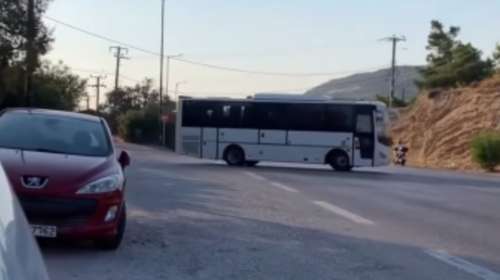 Βρέθηκε η 48χρονη οδηγός που έκανε αναστροφή με τουριστικό λεωφορείο στη λεωφόρο Αθηνών- Σουνίου