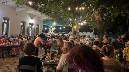 Στις πλαγιές του Κισσάβου πέτρινα αρχοντικά, λιθόστρωτα καλντερίμια και ανθισμένες αυλές: Ενας προορισμός με φυσιογνωμία