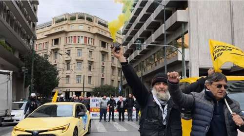 Οδηγοί ταξί: Γέμισαν τη Σταδίου με καπνογόνα και συνθήματα κατά του Κυρανάκη - Aντιδρoύν στο νέο νομοσχέδιο