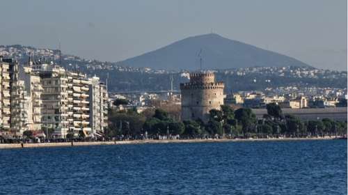 Θεσσαλονίκη: Συναγερμός για γυναίκα που έπεσε στον Θερμαϊκό στο ύψος του Λευκού Πύργου