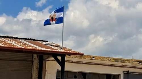 Πρόκληση στη Σπερχειάδα: Υψωσαν σημαία της χούντας σε αγροτικό συνεταιρισμό [εικόνες - βίντεο]