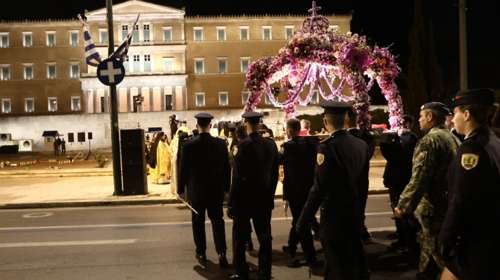 Συγκίνηση: Στα ονόματα των θυμάτων των Τεμπών μπροστά στη Βουλή ο Επιτάφιος της Μητρόπολης Αθηνών [εικόνες]