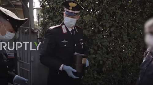 Κορονοϊός- Ιταλία: Συγκλονιστικό βίντεο με την αστυνομία να μοιράζει τεφροδόχους στις οικογένειες