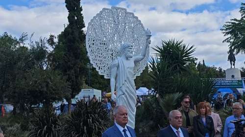 Αντιδράσεις για το κιτς "άγαλμα του Μικρομεσαίου" στο Πεδίον του Άρεως: Τα αρνητικά σχόλια στα social