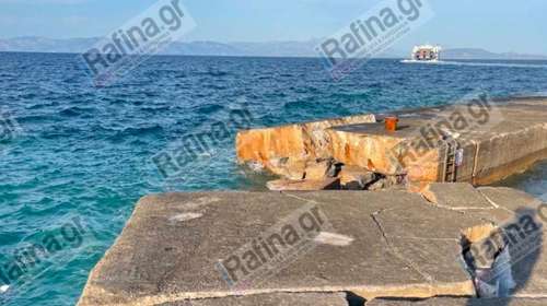 Ραφήνα: Πλοίο χτύπησε σε λιμενοβραχίονα και τον έκοψε στα δύο [βίντεο]