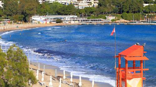 Σοκ στην Ακτή Βουλιαγμένης: Νεκρός 82χρονος μετά από καβγά με 76χρονο για μια ξαπλώστρα στην παραλία