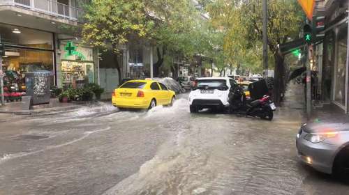 Στο "κόκκινο" η κίνηση στους δρόμους από τη βροχή: Αποκαταστάθηκε η κυκλοφορία στην οδό Πειραιώς [βίντεο]