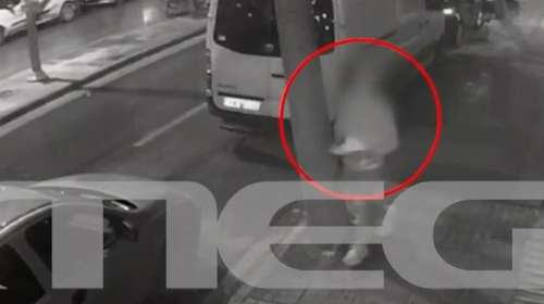 Διασυρμός γυναίκας στην Κρήτη: Βίντεο - Η στιγμή που άνδρας βάζει φακέλους σε ΙΧ με τη φωτογραφία και τα στοιχεία της