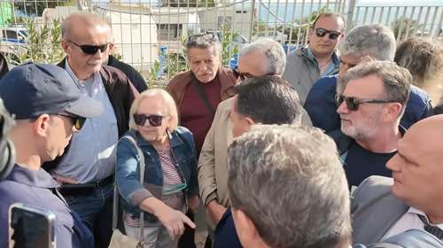 Έντονες αποδοκιμασίες κατά Γεωργιάδη στο νοσοκομείο Χίου - Άνοιξε διάλογο μαζί τους  [βίντεο]