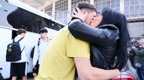 Συγκινητικές εικόνες: Επέστρεψαν στη Θεσσαλονίκη τα μέλη της αποστολής του Αρη Κ18 μετά την περιπέτεια στο Αμπου Ντάμπι