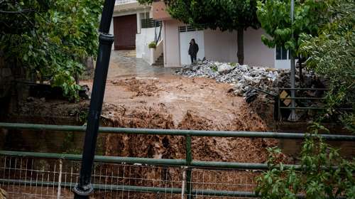 "Δεν ξέρω γιατί μας το έκανε αυτό ο Θεός": Απόγνωση στην Κρήτη για τις μεγάλες καταστροφές της κακοκαιρίας [βίντεο]