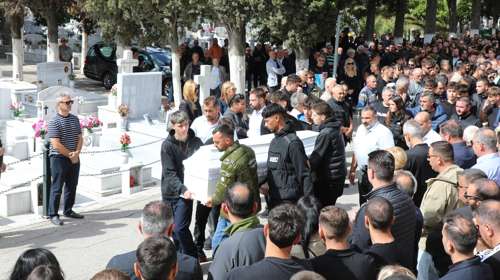 Σπαραγμός στην Καβάλα: Λαοθάλασσα στην κηδεία του 16χρονου ποδοσφαιριστή που σκοτώθηκε στη Θάσο [εικόνες]