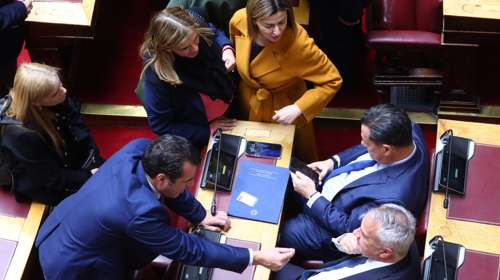 Ανοιχτή η κόντρα των "γαλάζιων" με την Ευρωπαϊκή Εισαγγελία - Η αμφισβήτηση μέσα από τα "όχι" στις άρσεις ασυλίας