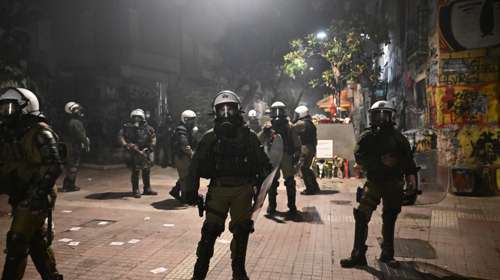 Νύχτα έντασης στα Εξάρχεια ανάμεσα σε κουκουλοφόρους και ΜΑΤ - 14 προσαγωγές