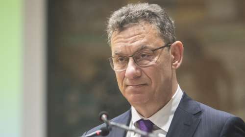 Τραμπ: Η στιγμή που γιουχάρουν τον Άλμπερτ Μπουρλά στον Λευκό Οίκο - Χαμογελάει αμήχανα ο Αμερικανός πρόεδρος [βίντεο]