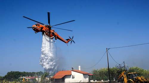 Οριοθετήθηκε η φωτιά στα Σελίνια Σαλαμίνας, που έκαιγε κοντά σε σπίτια - Εστάλη 112