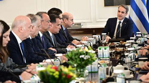Με σκιάχτρο τον Τσίπρα η επίθεση της κυβέρνησης στο ΠΑΣΟΚ: "Οταν πατάς σε δύο βάρκες, πέφτεις στη μέση"