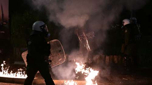 Επεισόδια με μολότοφ έξω από την ισραηλινή πρεσβεία στην Αθήνα: Δακρυγόνα και κρότου λάμψης από τα ΜΑΤ [εικόνες - βίντεο]