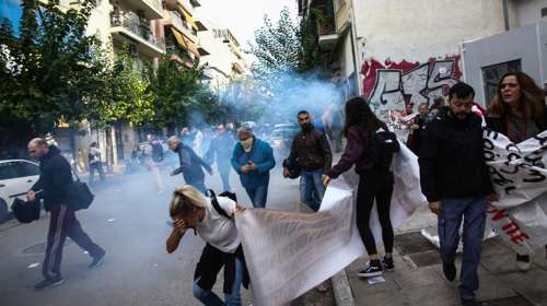 Επεισόδια στο Μεταξουργείο μεταξύ αστυνομίας και εκπαιδευτικών που διαδήλωναν κατά της σύμπτυξης τμημάτων [εικόνες- βίντεο]