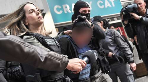 Σαλαμίνα: Η 46χρονη έπιασε την τσάντα για να δικαιολογήσει τα αποτυπώματα - Εψαχνε για 40 λεπτά τα 8.000 ευρώ