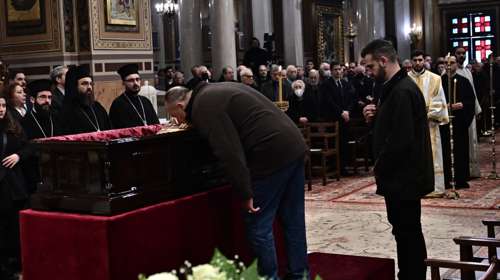 Σε λαϊκό προσκύνημα το σκήνωμα του Αρχιεπισκόπου Αλβανίας Αναστάσιου στη Μητρόπολη Αθηνών [εικόνες-βίντεο]