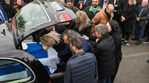 Αστρος: Η χήρα του λιμενικού αγκάλιαζε το φέρετρο στην κηδεία - Η Βουλή "υιοθετεί" το 8χρονο παιδί