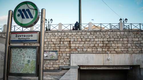Μετρό: Επιβάτης προσπάθησε να αυτοκτονήσει πέφτοντας στις ράγες- Εκτός λειτουργίας ο σταθμός Σύνταγμα