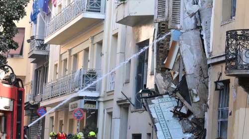 Έκρηξη στην Πλάκα: Σε κατάσταση σοκ η ηλικιωμένη τραυματίας, έχει εκδορές από τα συντρίμμια - Απεγκλωβίστηκαν δύο γυναίκες