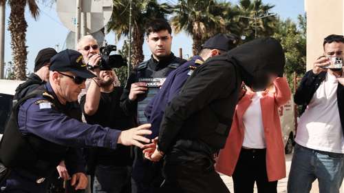 Αγιος Δημήτριος: Με κουκούλα και αλεξίσφαιρο στο Ναυτοδικείο ο 20χρονος που σκότωσε τον 27χρονο -Τι θα υποστηρίξει