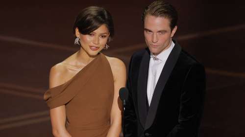 Τους ξάφνιασε όλους: Η Zendaya με δαχτυλίδι αρραβώνων και βέρα στη σκηνή των Οσκαρ - H Louis Vuitton δημιουργία [εικόνες]