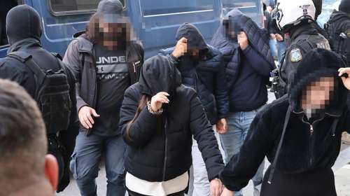 Κύκλωμα δουλεμπορίας στην Κρήτη: Κλάματα και ουρλιαχτά στο Δικαστικό Μέγαρο πριν την προφυλάκιση της 44χρονης