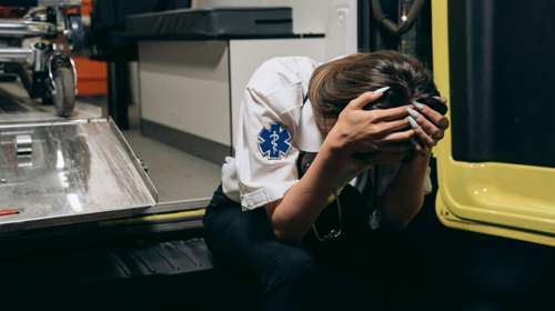 Ψυχικό τραύμα: Η αθέατη πλευρά των τροχαίων - Ποιος φροντίζει όσους φτάνουν πρώτοι σε μια τραγωδία;