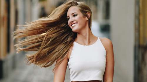 2 νέα hair serums από το φαρμακείο που προσφέρουν άμεσα πιο μακριά, πλούσια και λαμπερά μαλλιά