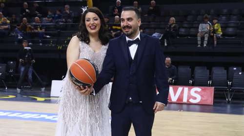 "Σε έχω βασίλισσα": Ο εκφωνητής των αγώνων της ΑΕΚ πήγε στο γήπεδο για το ματς με τον Ολυμπιακό αμέσως μετά τον γάμο του