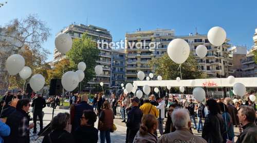 Συγκίνηση στη Θεσσαλονίκη: Λευκά μπαλόνια στον ουρανό της πόλης για τα θύματα τροχαίων δυστυχημάτων
