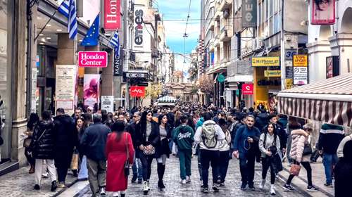 Πώς και γιατί περισσότεροι από τρία εκατομμύρια Έλληνες θα δουν το εισόδημά τους να μειώνεται