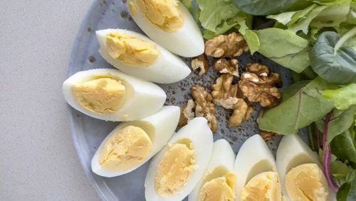 Keto σνακ: 11 επιλογές με λίγους υδατάνθρακες που σε κρατούν χορτάτη