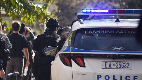 Ανάβυσσος: Συνελήφθη Αφγανός για τους πυροβολισμούς έξω από beach bar -Στο επεισόδιο εμπλέκεται και ο Αλκέτ Ριζάι