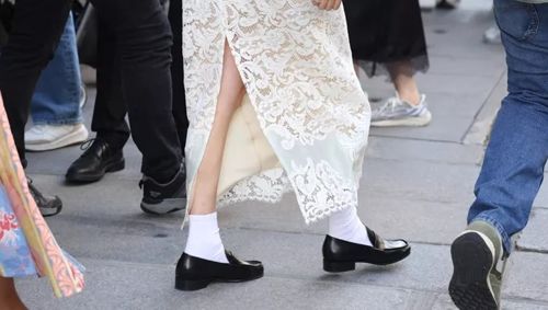 Τα loafers με κάλτσες της Τζένιφερ Λόπεζ είναι η τάση της σεζόν: Πώς να τα συνδυάσεις όπως οι fashion insiders