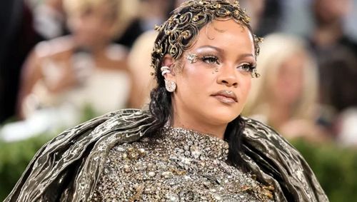 Η Rihanna αποκάλυψε το αγαπημένο άρωμα της συλλογής της και κοστίζει λιγότερα από 30 ευρώ