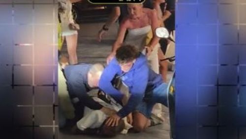 Άγρια συμπλοκή στη Μύκονο: Τουρίστας κλώτσησε γάτα και ξυλοκοπήθηκε από τον κηδεμόνα της και περαστικούς