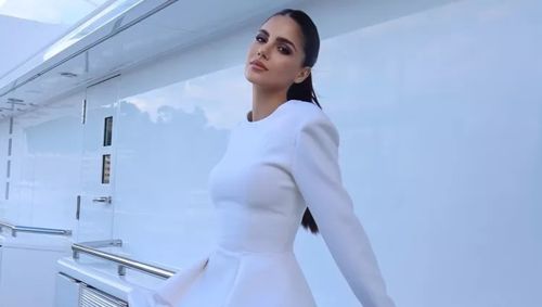 "Λίγο ακόμα καλοκαίρι": Η Αλεξάνδρα Νίκα έκανε την πιο ανέμελη βόλτα με σκάφος - Η chic ζακέτα