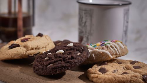 Τα πιο εύκολα cookies σοκολάτας: Έτοιμα σε 8 λεπτά, τραγανά έξω και μαλακά μέσα [βίντεο]