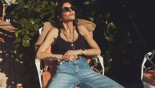 Σχεδιάζεις ρομαντικό δείπνο; Η Σοφία Καρβέλα δείχνει πώς να το κάνεις σωστά