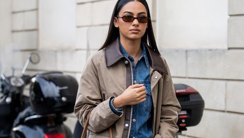 Αυτά τα τζιν παντελόνια επέλεξαν τα κομψά cool girls στο Παρίσι
